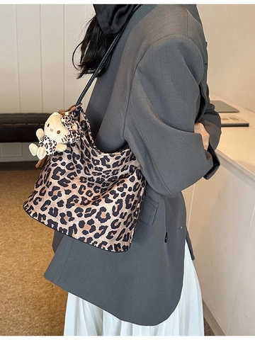 Borsa a Secchiello in Pelle PU Leopardata alla Moda da Donna Grande Capacità Borsa a Tracolla Casual con Ciondolo a Gatto Peluche