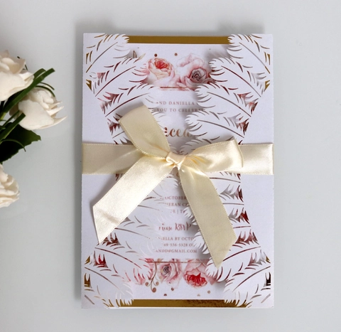 Europese Laser Gesneden Uitnodigingskaart Met Veer Ontwerp Zijden Strik Parelmoer Papier Huwelijk Feest Uitnodiging Bloemen Design