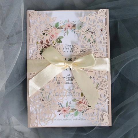 Laser Gesneden Roos Bruiloft Uitnodigingskaarten Set Met Enveloppen Strik Linten Parelmoer Papier Bloemen Uitnodigingen Voor Bridal Shower Verloving Feest Banket