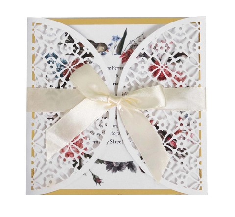 Inviti di Nozze Taglio Laser in Stile Europeo Elegante Design Floreale Svuotato Con Fiocco in Nastro Biglietti di Auguri