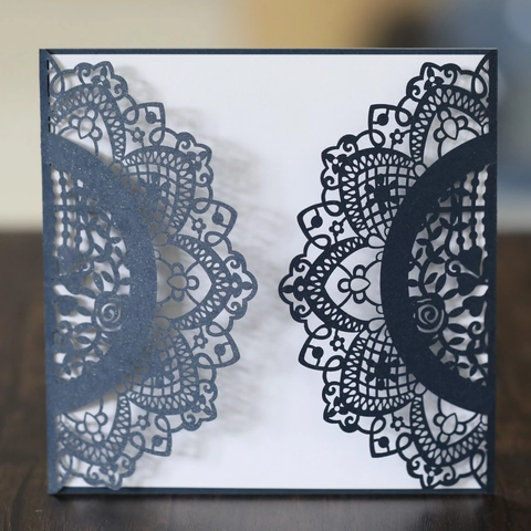 Elegante Invito a Nozze Tagliato al Laser Carta Perlata Pizzo Cavo Nastro di Raso Card Interna Floreale Busta Biglietto