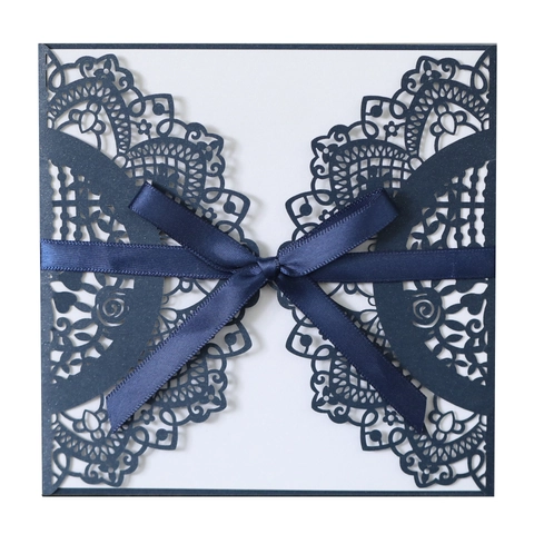 Elegante Invito a Nozze Tagliato al Laser Carta Perlata Pizzo Cavo Nastro di Raso Card Interna Floreale Busta Biglietto