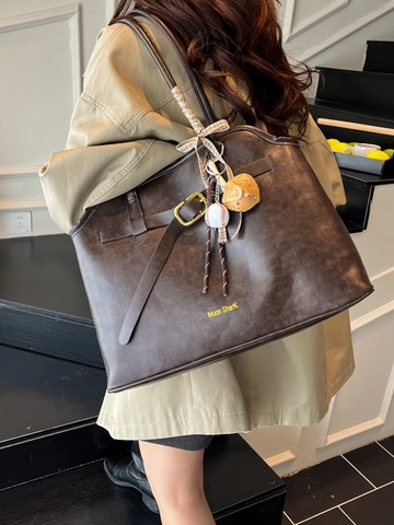 Borsa Tote in Pelle Scamosciata PU Vintage di Grande Capacità per Donna Borsa a Tracolla Minimalista Casual con Ciondolo Baseball