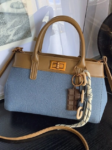 Sac à Épaule en Cuir PU Patchwork pour Femme Mode Vintage Avec Fermoir Tournant Doré et Pendentif Chocolat Bandoulière Réglable