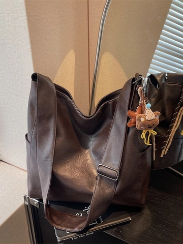 Große Kapazität PU Leder Eimertasche Vintage Geknittert Schulter Umhängetasche Für Damen Täglich Pendeln Mit Plüsch Bärenanhänger