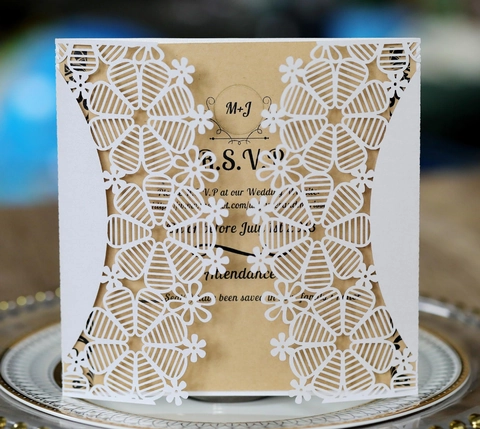 Weiße Laser Geschnitten Hochzeit Einladungskarten Perlmuttpapier Hohl Schneeflocke Blumen Design Für Party Weihnachten Event Einladung Mit Umschlag Hanfseil