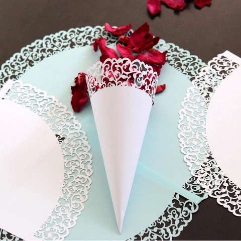 Laser Gesneden Karton Confetti Kegels Opengewerkt Bloemen Ontwerp Trouwfeest Ceremonie Decoratie Elegante Kant Kegels