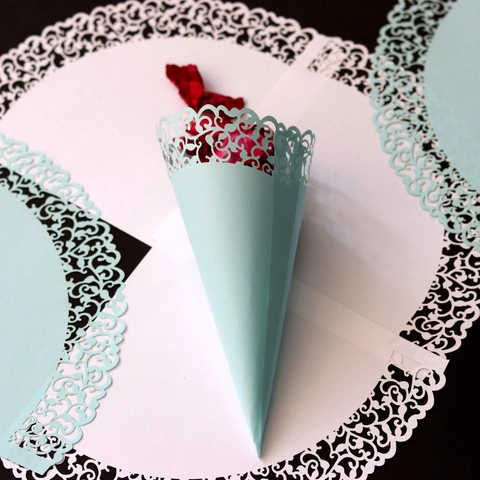 Eleganti Coni per Confetti Bianchi Taglio Laser in Pizzo per Petali Caramelle Festa Decorazione Matrimonio Carta Coni Traforati