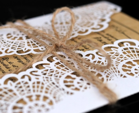 Europese Stijl Laser Gesneden Trouwkaarten Met Parelmoer Papier Omslag Kraftpapier Binnenvel En Henneptouw Decoratie