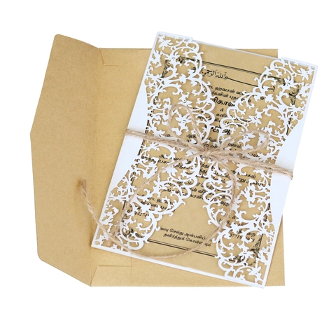 Partecipazioni di Nozze Vintage Europee Tagliate al Laser in Carta Perlata con Motivo Floreale Intagliato Foglio Interno Kraft e Corda
