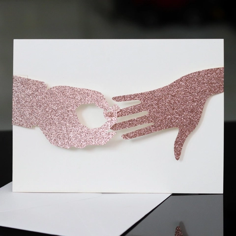 Europäische Lasergeschnittene Hochzeitseinladungen Glitzer Perlmuttpapier Ausgehöhltes Hand-Ring-Design Feier Einladungskarte