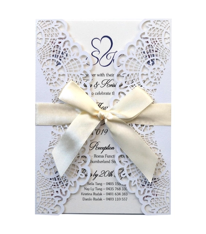 Elegante Europäische Lasergeschnittene Hochzeitseinladungen Mit Satinband Perlmuttpapier Hohle Blumen Verlobungskarten
