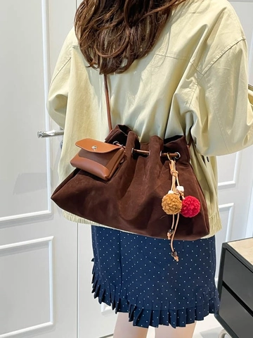 Vintage Wildlederimitat Plissee Beuteltasche Große Kapazität Lässig Kordelzug Schulter Umhängetasche Mit Mini-Beutel Pelzball