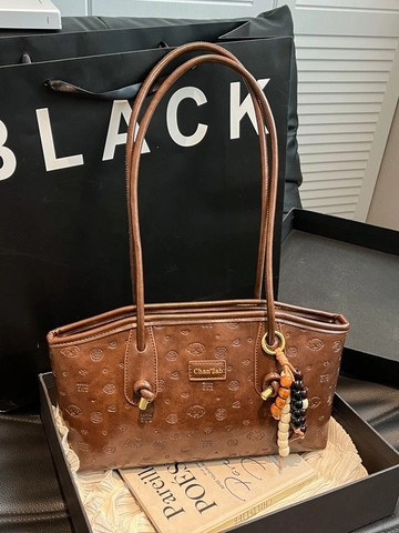 Sac Fourre-tout en Cuir PU pour Femmes Motif de Chien Gauffré Style Coréen Sac à Épaule Sous le Bras avec Pendentif en Bois