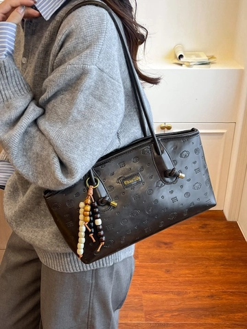 Sac Fourre-tout en Cuir PU pour Femmes Motif de Chien Gauffré Style Coréen Sac à Épaule Sous le Bras avec Pendentif en Bois