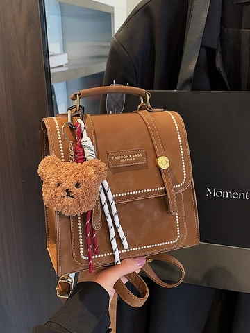 Sac à Dos Femme en Cuir PU Style Britannique Vintage Surpiqûres Contrastées Mini Sac à Main Voyage avec Pendentif Ours