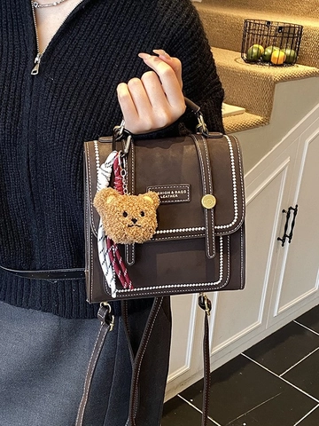 Sac à Dos Femme en Cuir PU Style Britannique Vintage Surpiqûres Contrastées Mini Sac à Main Voyage avec Pendentif Ours