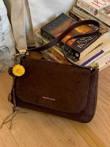 Bolso de Hombro Vintage de PU Textura de Gamuza para Mujer Bolso de Axila de Moda Bolso Cruzado Cuadrado Pequeño con Colgante de Flor Color Sólido