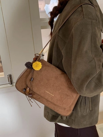 Bolso de Hombro Vintage de PU Textura de Gamuza para Mujer Bolso de Axila de Moda Bolso Cruzado Cuadrado Pequeño con Colgante de Flor Color Sólido