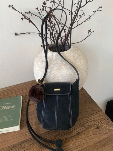 Sac Seau Vintage en Cuir PU Minimaliste avec Surpiqûres Contrastées Sac Bandoulière avec Boule de Fourrure pour Femme Quotidien