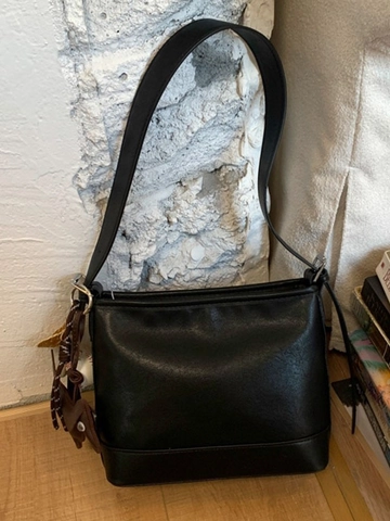 Retro PU Leder Eimertasche Für Damen Vintage Weiche Umhängetasche Mit Süßem Anhänger Lässige Funktionale Alltagstasche