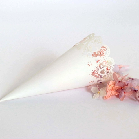 Laser Cut Heart Floral Lace Wedding Confetti Cones White Light Blue Cardboard Paper Petal Cones For Marriage Party Decoration DIY Favor Gifts
