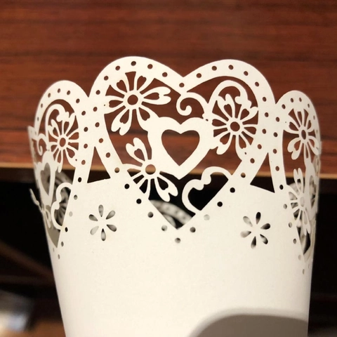 Eleganti Coni per Coriandoli Matrimonio Intagliati al Laser Cuore Cavo Carta Porta Petali Floreali per Cerimonia e Festa