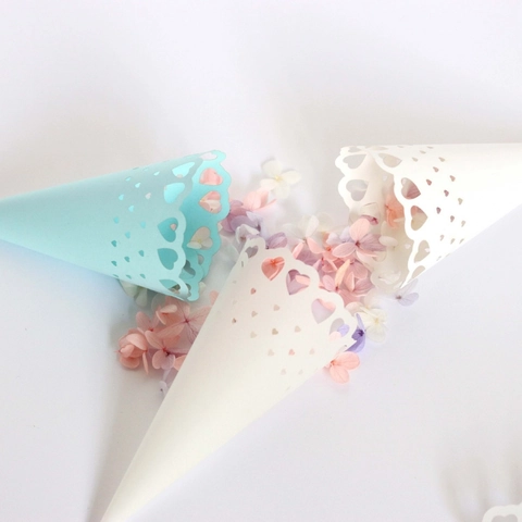 Coni per Coriandoli Matrimonio Traforati a Cuore per Decorazioni Feste Coni di Carta per Petali Fiori Bianchi Azzurri