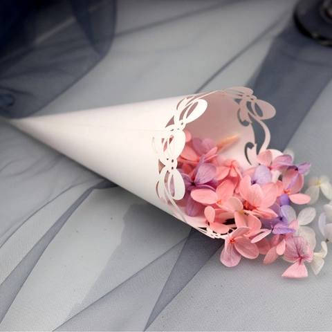 Weiße Lasergeschnittene Schleife Design Hochzeit Konfetti Tüten Für Blütenblätter Reis Süßigkeiten Papier Blumen Dekorative Hohlkegel