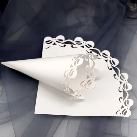 Weiße Lasergeschnittene Schleife Design Hochzeit Konfetti Tüten Für Blütenblätter Reis Süßigkeiten Papier Blumen Dekorative Hohlkegel