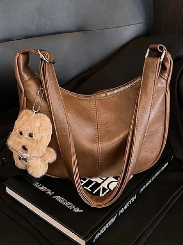 Bolso de Hombro de Cuero PU de Gran Capacidad para Mujer Retro Hobo Tote Con Colgante de Peluche Color Sólido Bolso Bandolera
