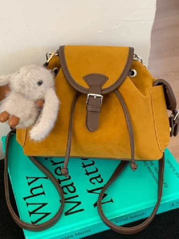 Mochila Pequeña de Cuero de PU con Aspecto de Ante Vintage Bolso de Cubo de Bandolera para Mujer Con Colgante de Conejo