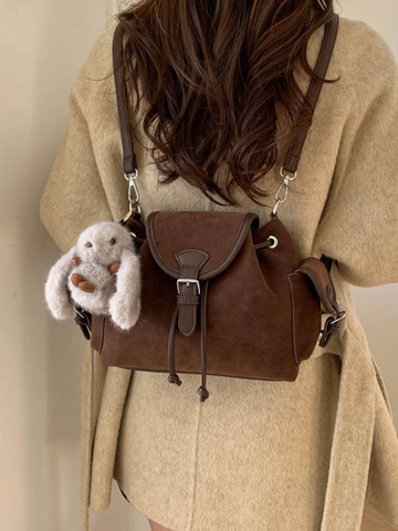 Mochila Pequeña de Cuero de PU con Aspecto de Ante Vintage Bolso de Cubo de Bandolera para Mujer Con Colgante de Conejo