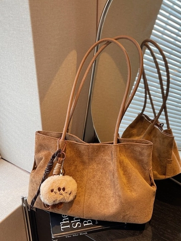 Dames Vintage Suèdine Tote Bag Grote Capaciteit Schoudertas Met Pluche Hanger Herfst Winter Underarm Bag