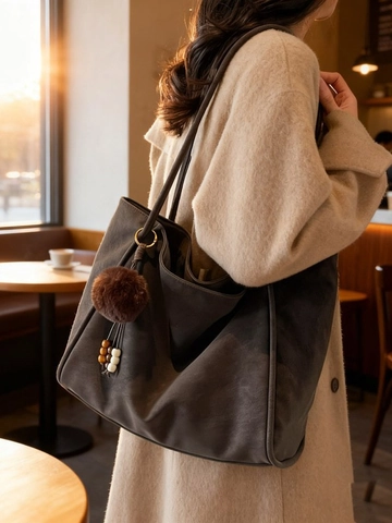 Grand Sac Cabas en Cuir PU Vintage pour Femmes Sac à Épaule Rétro Décontracté avec Pendentif Boule en Peluche Sac à Main