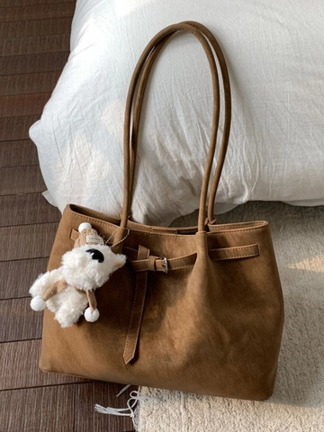 Sac Fourre-tout de Grande Capacité en Cuir PU Rétro pour Femmes Texture Daim Vintage Avec Pendentif en Peluche Mignon Sac à Épaule