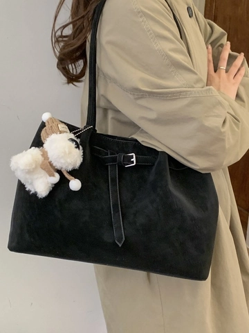 Sac Fourre-tout de Grande Capacité en Cuir PU Rétro pour Femmes Texture Daim Vintage Avec Pendentif en Peluche Mignon Sac à Épaule