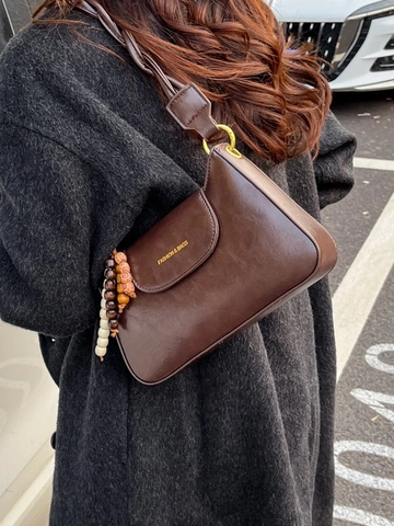 Damen Retro PU Leder Schultertasche Mit Geflochtenem Riemen Holzperlen Anhänger Mode Schriftzug Achsel Umhängetasche Für Pendeln