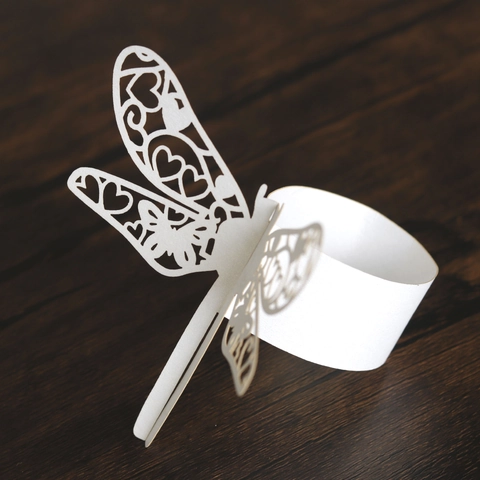 Élégants Ronds de Serviette Découpe Laser Libellule Papier Perlé Motif Coeur pour Mariage Banquet Fête Décoration de Table