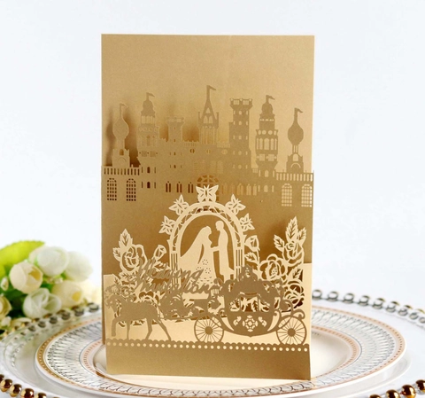Inviti di Nozze Taglio Laser Europei Castello Traforato Carrozza Carta Perlata Biglietti d'Auguri Articoli per Feste di Fidanzamento