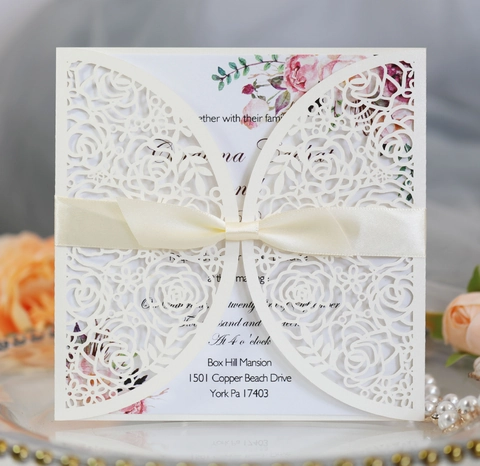 Elegante Lasergeschnittene Hochzeitseinladungskarten Perlpapier Hohl Rosenmuster Grußkarten Mit Schleifen Und Umschlägen
