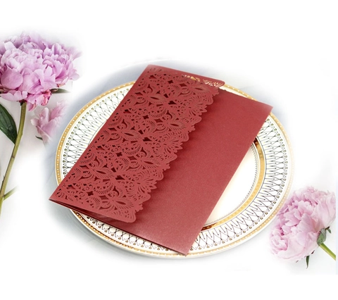 Europäische Laser-geschnittene Hochzeits-Einladungen Hohle Florale Spitzen-Verlobungskarten Perlmuttpapier Party Einladungskarten