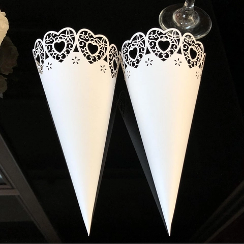 Coni per Confetti Matrimonio Taglio Laser a Cuore in Cartoncino Pizzo Traforato Porta Petali Fai da Te per Cerimonia