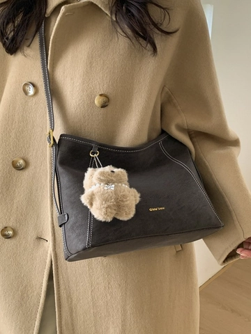 Borsa a Secchiello in Pelle PU Vintage da Donna Cuciture a Contrasto Grande Capacità Tracolla a Spalla Con Ciondolo Orsetto