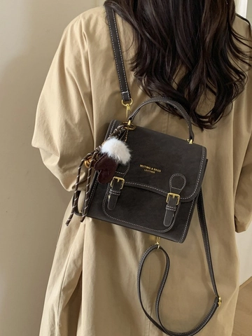 Sac à Dos Vintage en Cuir PU pour Femmes Surpiqûres Contrastées Style Preppy Rétro Petit Sac à Dos École Trajet Sac à Bandoulière Avec Pendentif Gant