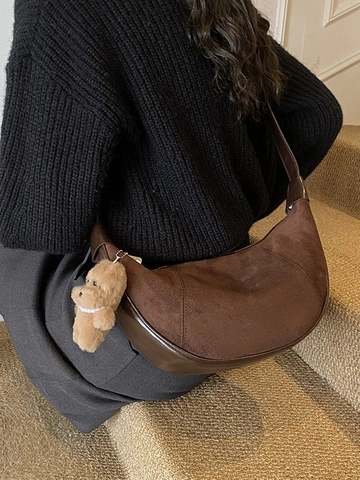 Sac Hobo Demi-Lune pour Femme Vintage en PU Aspect Daim Patchwork Sac à Bandoulière Rétro Navettage Avec Pendentif en Peluche Sac à Main Mode