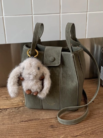 Retro Damen Matt PU Leder Beuteltasche Kontrastnaht Schulter Umhängetasche Handtasche Mit Plüsch Hasenanhänger Nischen Design Tasche