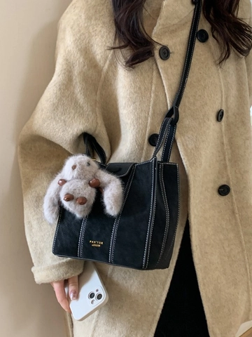 Retro Damen Matt PU Leder Beuteltasche Kontrastnaht Schulter Umhängetasche Handtasche Mit Plüsch Hasenanhänger Nischen Design Tasche