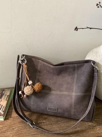 Retro Large Capacity Tote Bag For Women Minimalist Contrast Stitching PU Leather Shoulder Bag Soft Fashion Crossbody Bag With Fur Ball