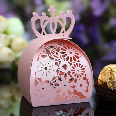 Europäische Lasergeschnittene Kronen-Hohl-Hochzeits-Süßigkeiten-Box Blumige Perlmutt-Papier-Geschenkbox Für Verlobungs-Party-Dekoration
